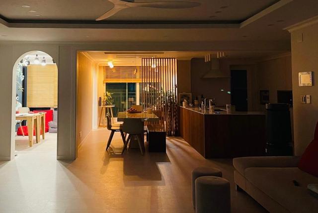 一进门就被这家的落地窗迷住，好看到移不开眼，新家一定跟着学！