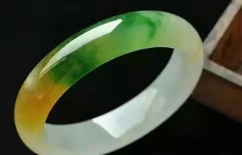 翡翠|800元买翡翠原石废料,居然给了一个漏洞,还赚了几万!