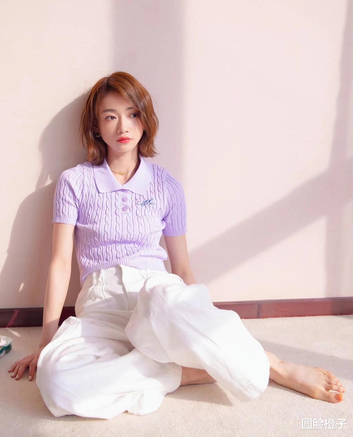 针织衫 吴谨言短发造型美翻了，紫针织衫配白裤清新温柔，身材纤细真好看