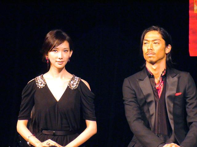 林志玲|林志玲产后首晒自拍照，皮肤白皙超逆龄，当妈后颜值回春