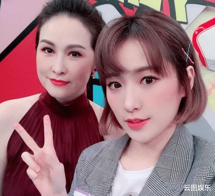 高凌风|恭喜！高凌风女儿被求婚，与导演男友拥吻太甜蜜，手中钻戒很耀眼