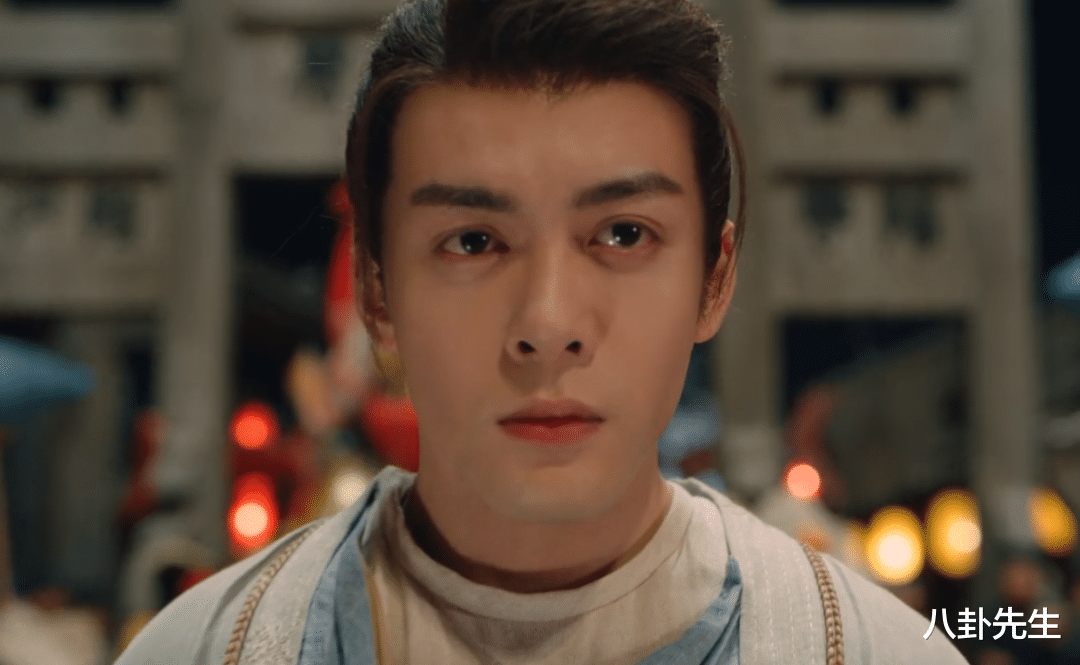 高马尾 男演员的浓妆让人出戏：有人脸比脖子白，有人画红唇演侠客