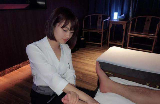 辽宁抚顺,杨某和妻子孟某在闹市区开了一家足疗店