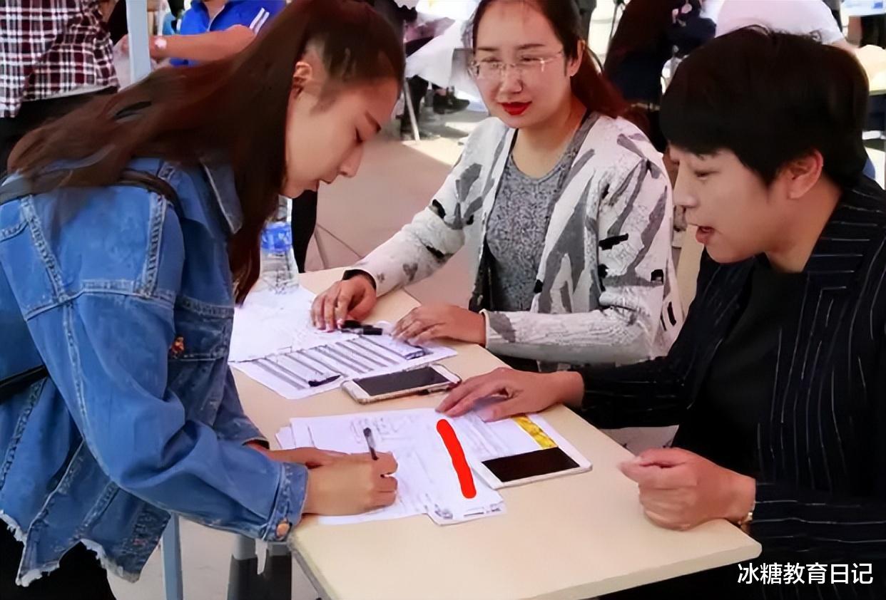 文员|中铁三局招文员,报名门槛和面试地点引热议,负责人的回应很迷惑