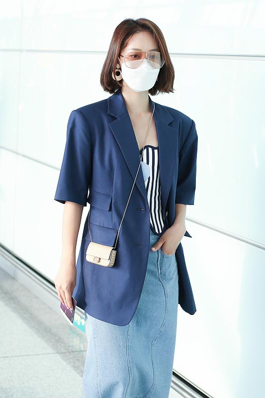 西装 蓝盈莹走机场,深蓝短袖西装配牛仔半身裙很清爽,短发有点大妈样