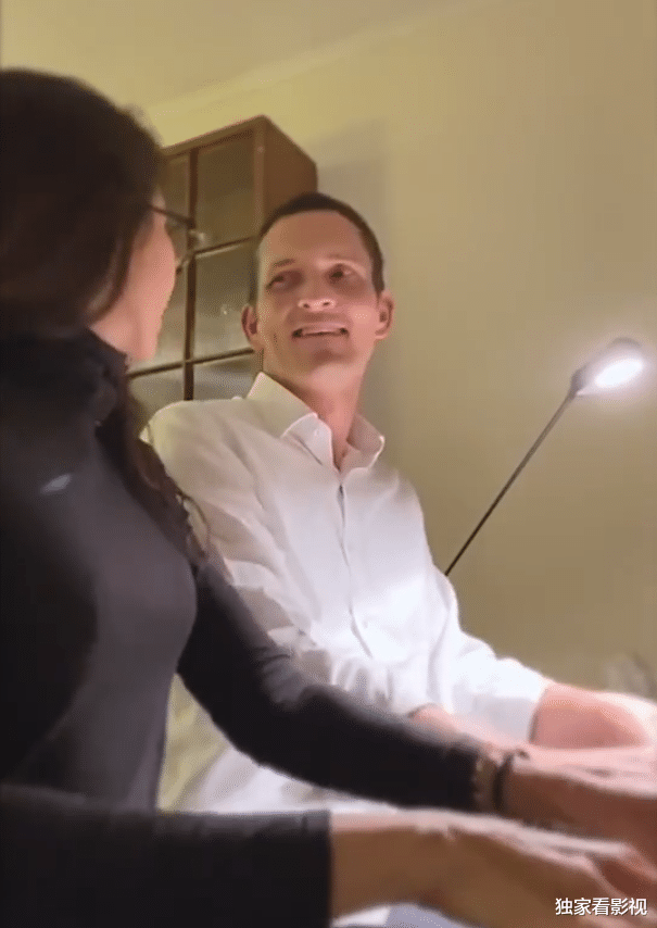 莫文蔚|莫文蔚和初恋老公过52岁，结婚11年未生育，仨继女中最大的近30岁