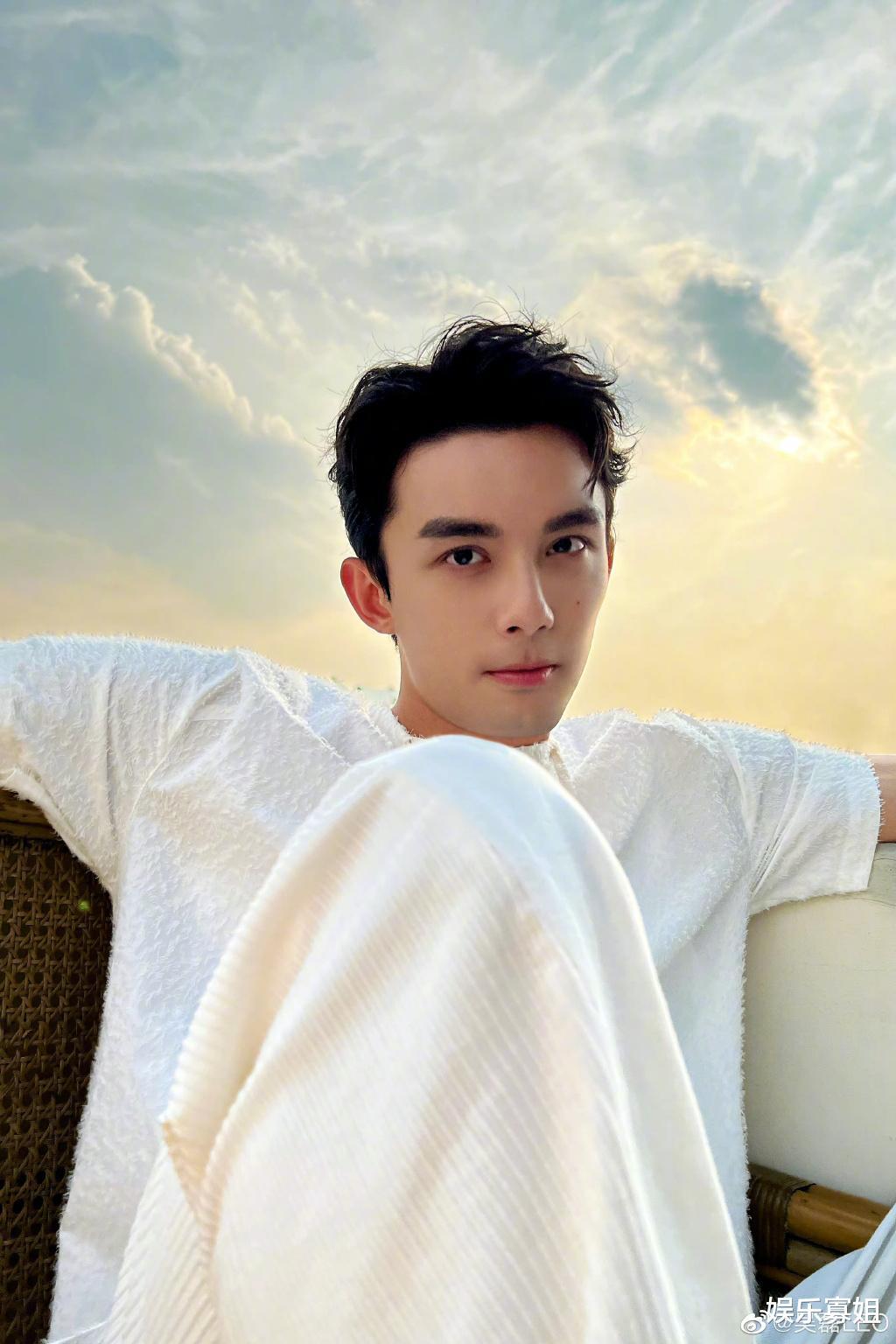 吴磊|吴磊的十月第一条plog，一身白色休闲套装，神情惬意状态满分