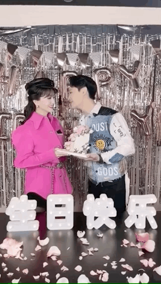 蔡少芬|赵雅芝晒69岁庆生照,被35岁小儿子亲吻脸颊,母子同框像姐弟