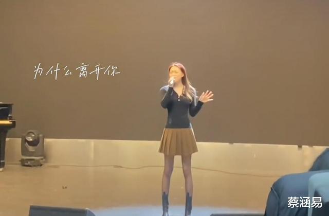 期末考试|南京一音乐系女生考试，深情演唱无人听，满屏都在讨论“大长腿