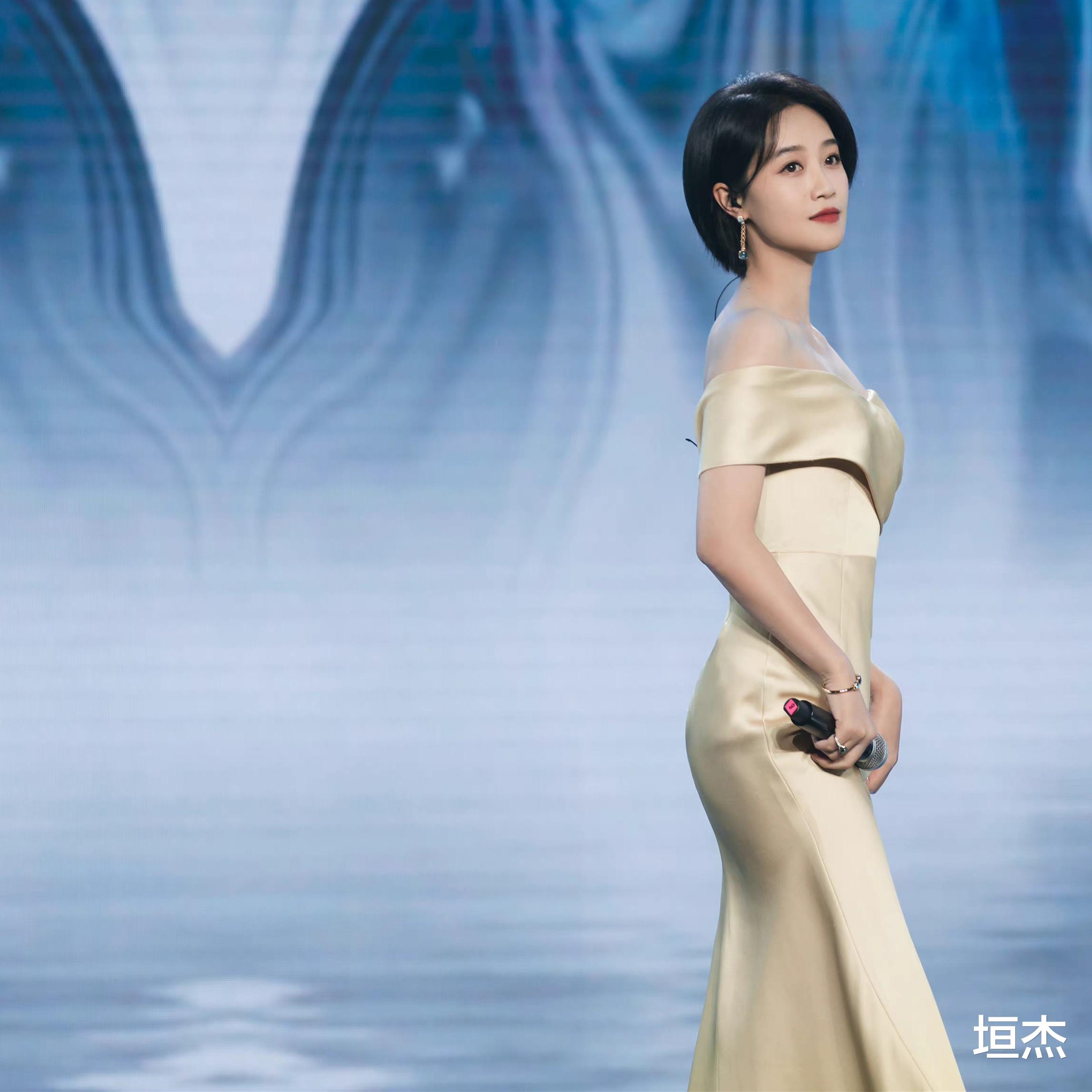 李一桐 视协文艺晚会！蓝盈莹短发惊艳，唐艺昕李一桐同框，陈妍希表情多