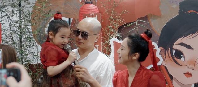 董璇|董璇晒女儿春日写真,调侃其颜值不如自己,小酒窝翩翩起舞很灵动