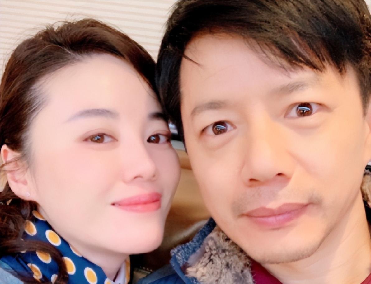 段奕宏|段奕宏日籍娇妻外出看展，42岁皮肤雪白身材好，一双长腿十分抢镜