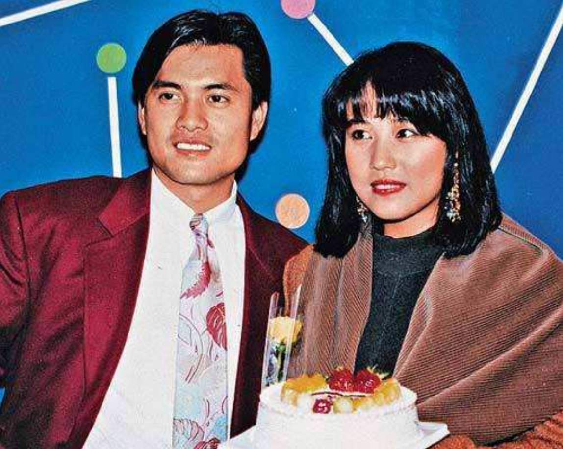 周海媚|周海媚：婚姻失败后放纵一生，靠美貌征服9个男人，今与爱犬相伴