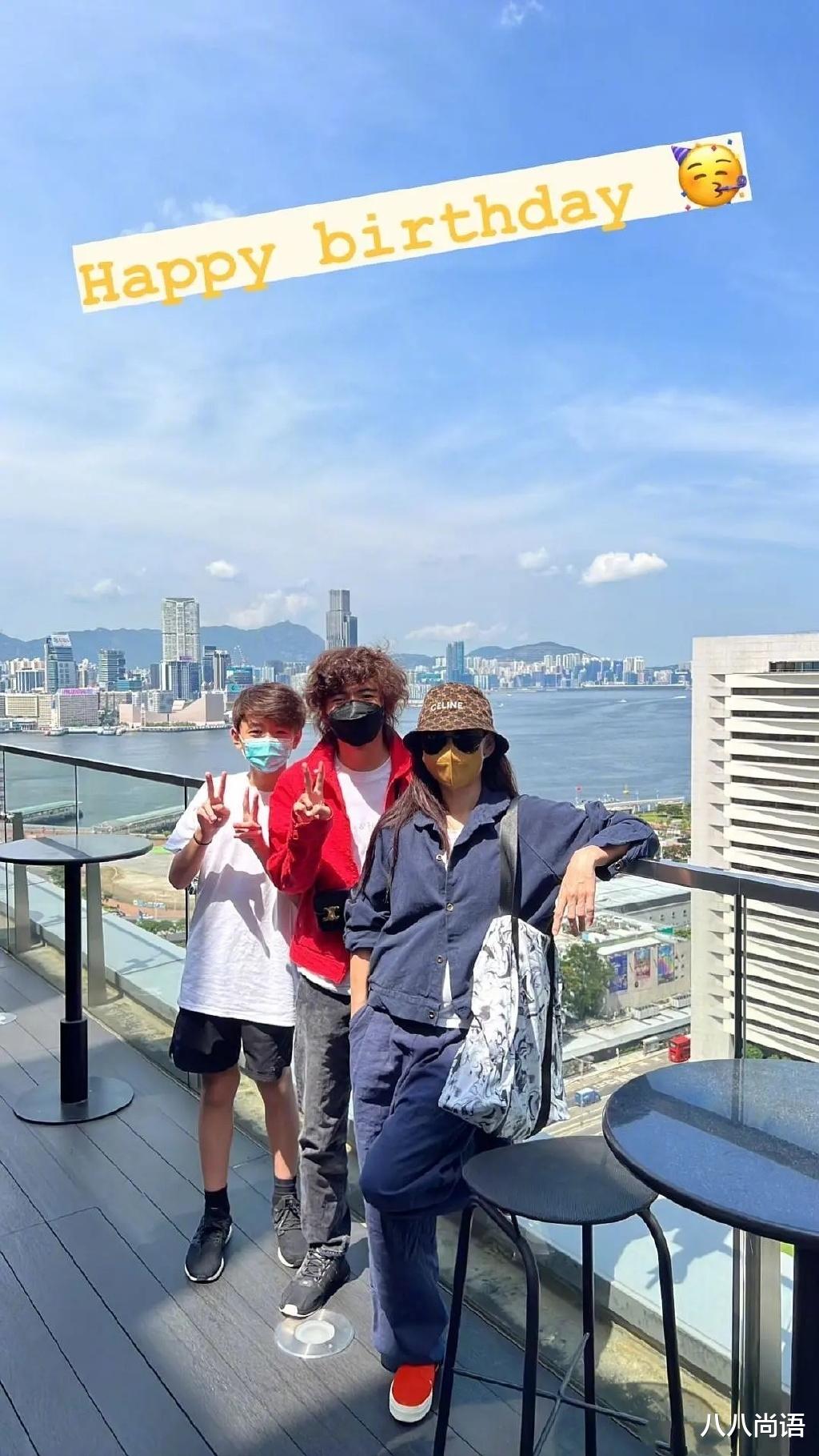 张柏芝|谢霆锋大儿子正脸照曝光，头发烫卷打扮时髦，身高已经超过张柏芝