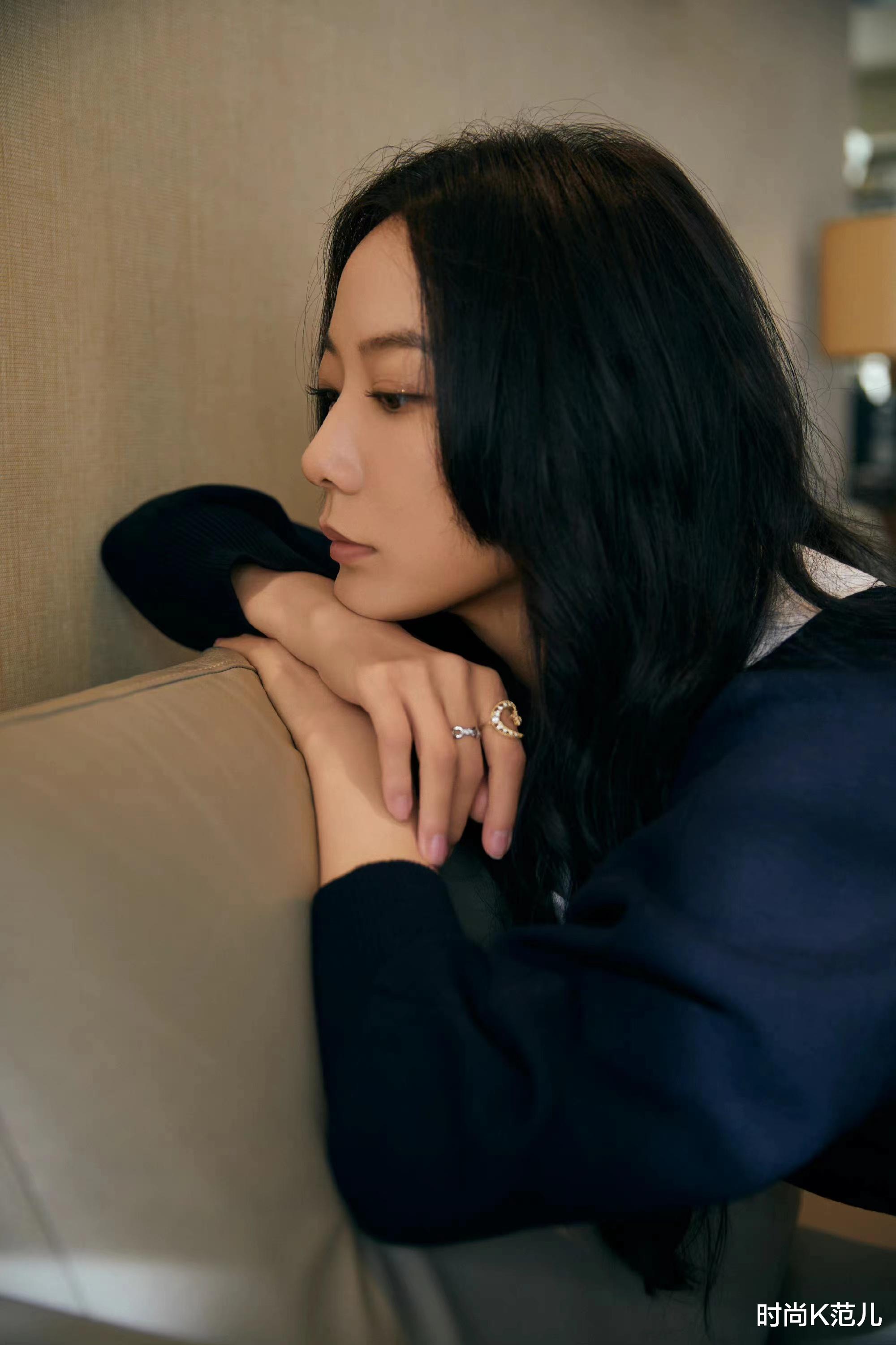 唐嫣|王珞丹加盟《最强大脑》，穿蓝色针织裙搭长卷发，温柔又优雅！