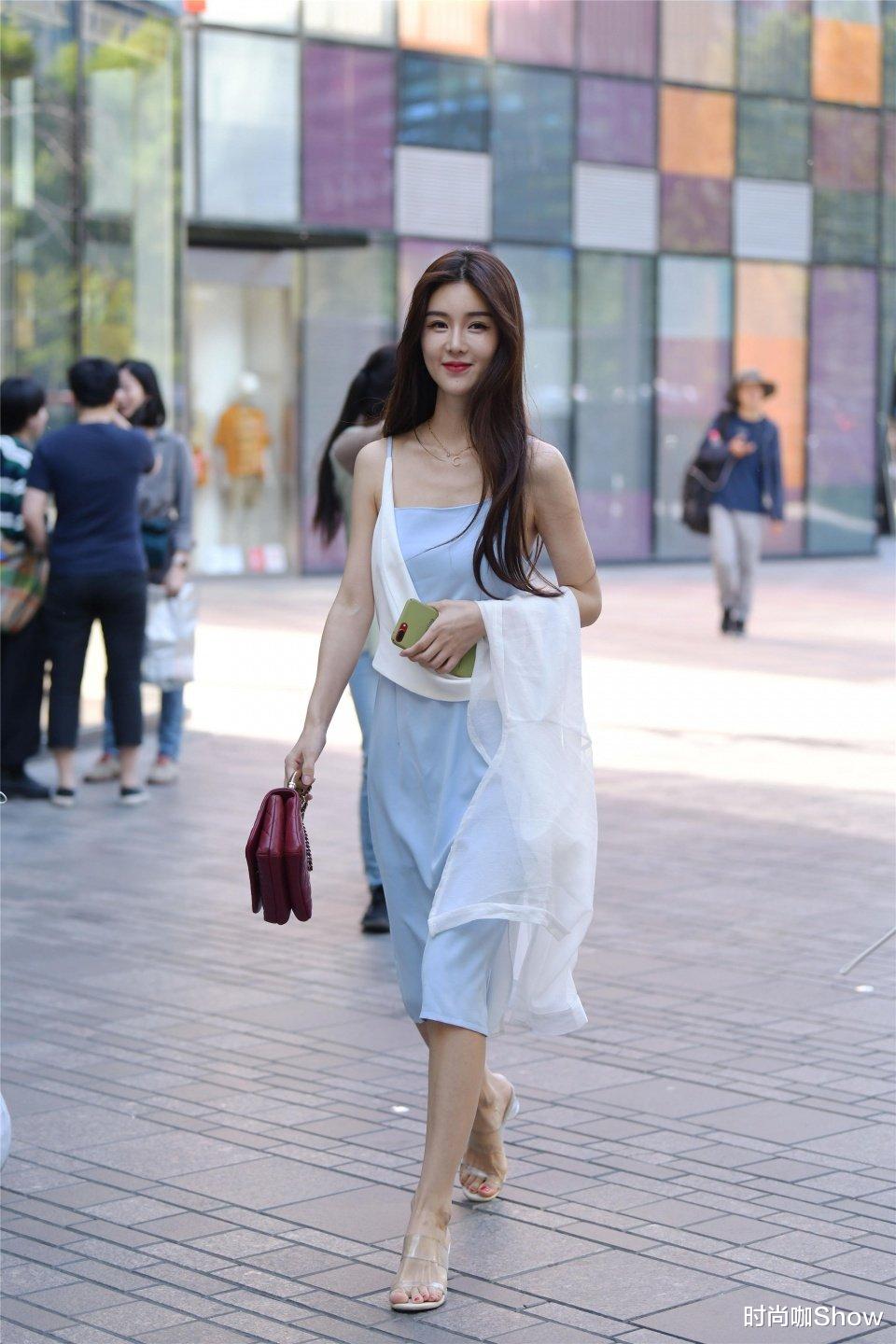 夏天穿裙子建议少搭这3双鞋，自以为很时髦，其实显矮又土气