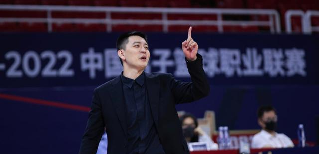 杨鸣|冠军鼎抵南昌！姚明缺席颁奖礼，杨鸣引女生尖叫，郭叔期待顶峰见