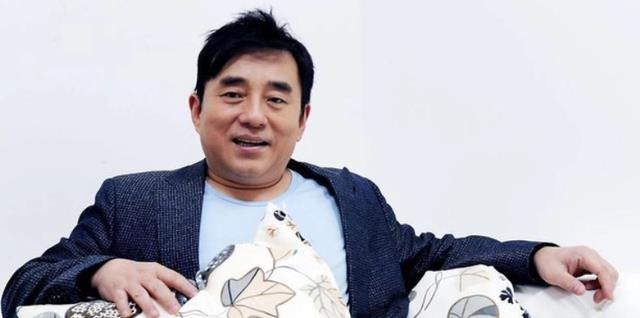 吕方|58岁歌王吕方复出，与小16岁富婆妻子很恩爱，女儿长得很像他