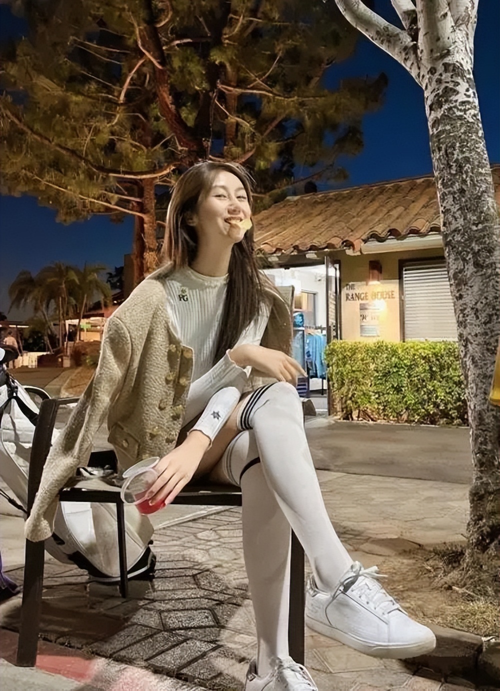 陈露|孙悦前妻陈露近况！35岁穿着如少女，携女儿出游陌生男子全程陪同