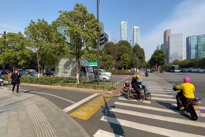 杭州|一个国际大都市，因其美丽的风景而闻名于世，人民友好