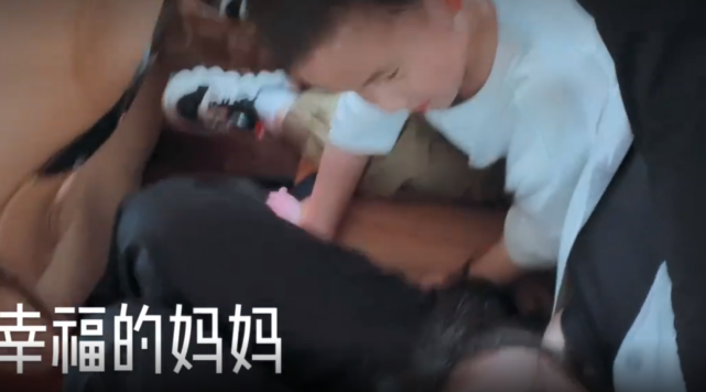 孙莉|孙莉带子女游动物园,被俩娃依偎直呼幸福,弟弟给动物喂食比多妹勇敢