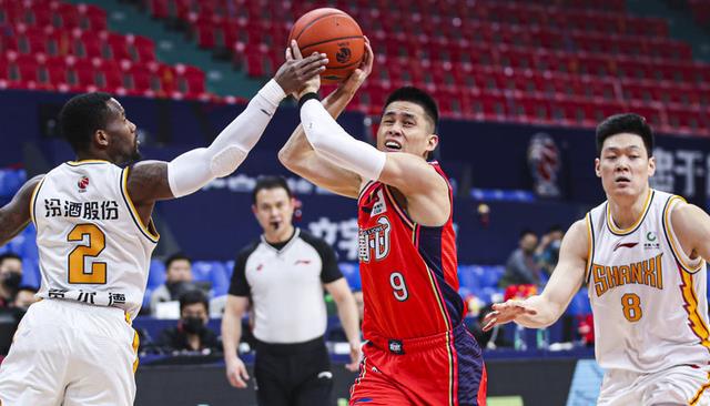 广州队|排行乱了！广州逆转劲敌升第7，郭士强爱将狂送17助攻！北京升第8