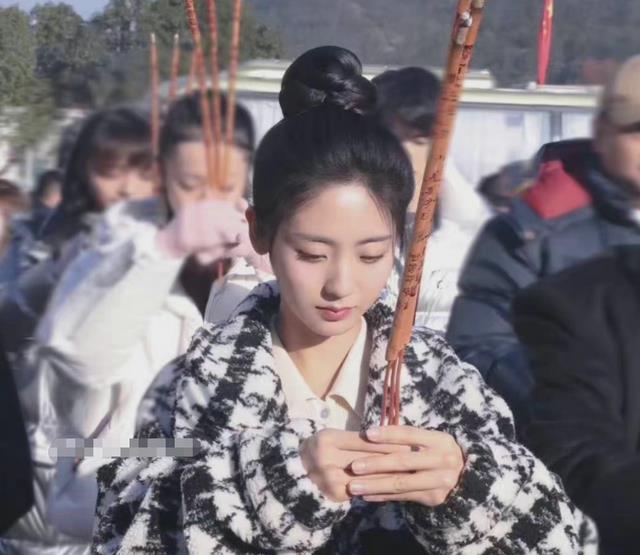 邢菲|邢菲新剧《覆流年》路透:一身红衣婚服造型好惊艳,适配度太高了