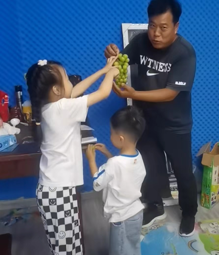 杨幂|相由心生！田静父亲晒带娃视频，奇奇悦悦摘葡萄画面惹人欢喜