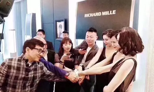 成龙|成龙戴三百多万的手表被吐槽，这么贵连个表盘都没有，感觉不太值