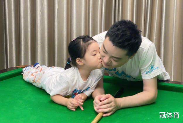 丁俊晖|丁俊晖好男人！带女儿参加比赛，跟美女拍照轻靠肩膀，举止端庄