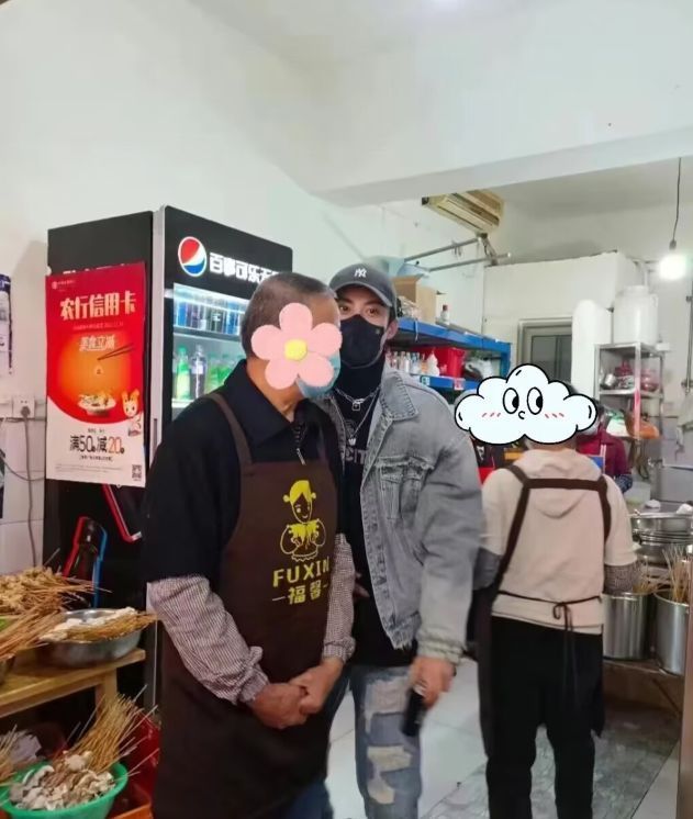 王鹤棣|王鹤棣现身爸爸炸串店，本人被赞又高又帅，一身牛仔穿搭接地气