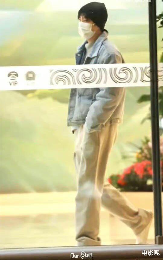 王俊凯|王俊凯复工机场图,毛线帽牛仔外套,化身双开门冰箱的偶像男主