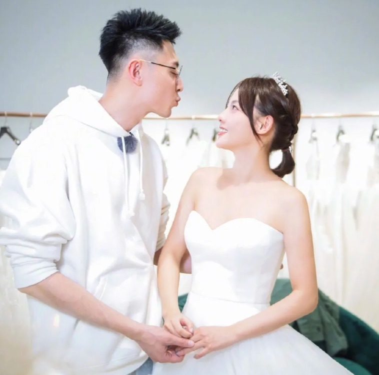 张嘉倪|张嘉倪承认婚变，8年豪门婚姻，生下2个儿子，却没换来一个婚礼