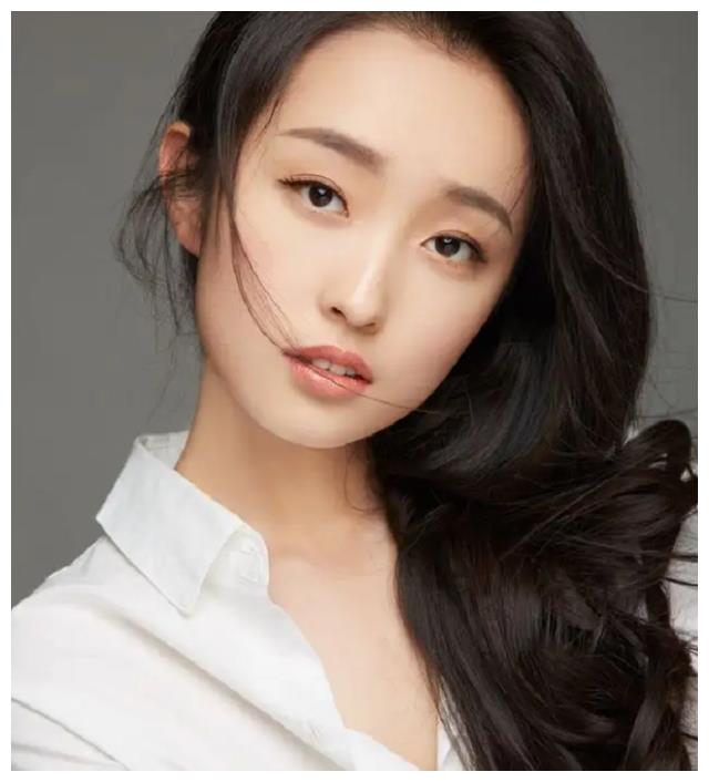 不雅照|27岁清纯女星不雅照被曝出，本人迅速回应，网友的评论褒贬不一