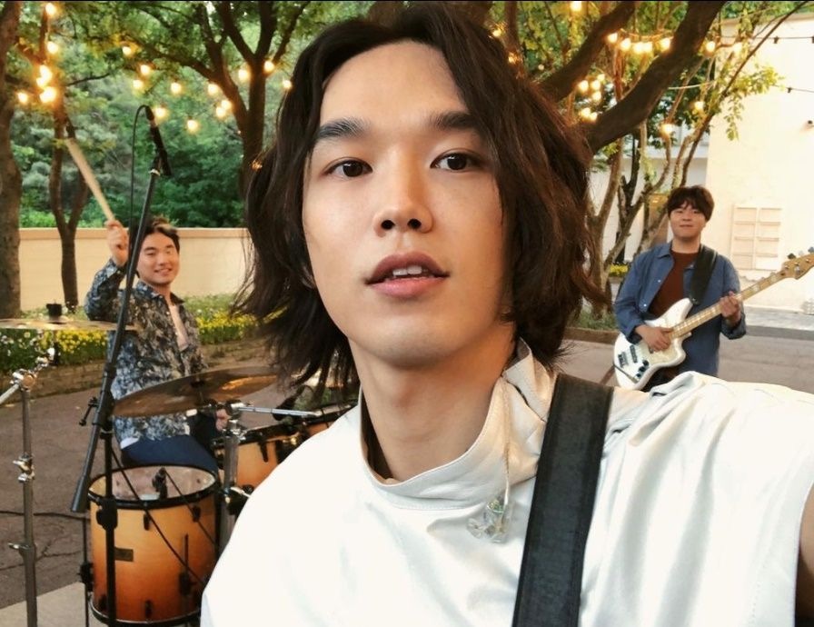 孔晓振|41岁孔晓振刚接到孙艺珍捧花，就官宣姐弟恋，否认有结婚计划