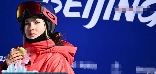 谷爱凌|谷爱凌穿深v吊带拍大片！手戴7个戒指太夸张，一只单价近5万