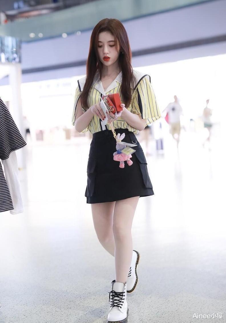 鞠婧祎|鞠婧祎穿件衬衫都挺扎眼,配黑色抹胸秀出腰身,配短靴真挺瘦的