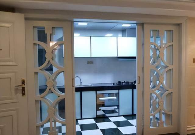 越来越多人厨房不装推拉门了,年轻人都流行用它替代,性价比高