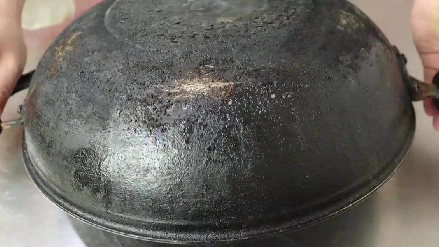 锅具发黑还用钢丝球擦？错！教你正确做法，锅具焕然一新