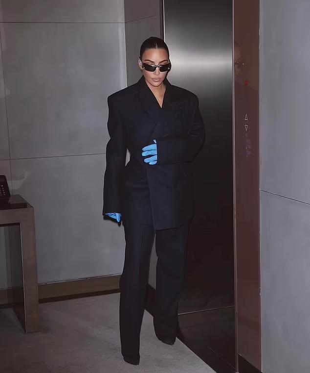 金·卡戴珊|41岁金卡戴珊展律师风，穿大码西装仍挺拔，“厨房手套”很有戏