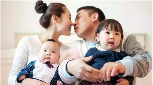 ?二胎妈妈参加家长会，开始前被老师婉言劝回：您先把衣服换了吧