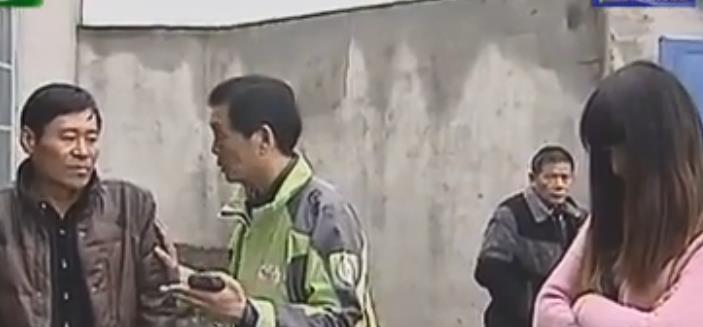 男子敲女友门无应答,一小时后楼道走出一男子,女友:修下水道的