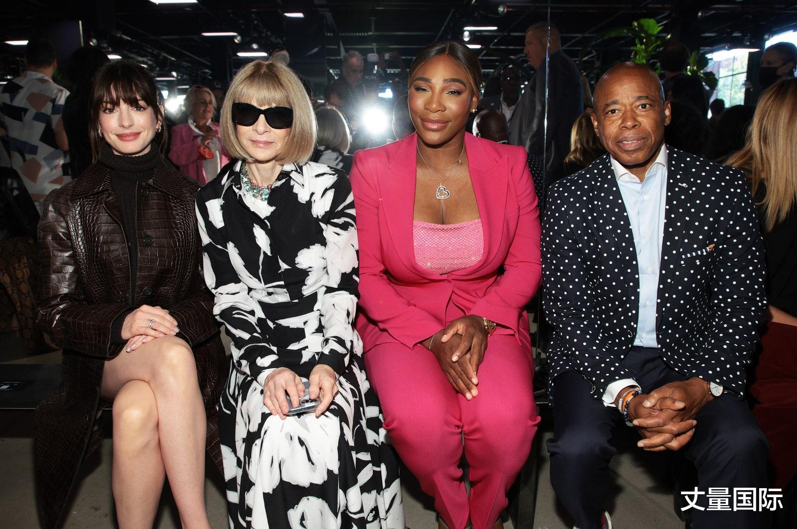 穿普拉达的女王|梦回16年前!安妮海瑟薇复刻《穿普拉达的女王》帅气皮衣造型