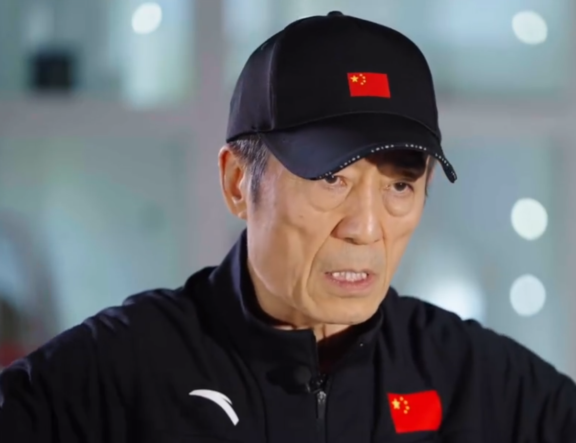张艺谋|冬奥会圆满落下帷幕，张艺谋凌晨低调走出鸟巢，挥手告别被赞亲民