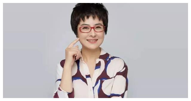 张泉灵|张泉灵：曾是央视一枝花，低调嫁大18岁李铁为妻，如今生活幸福