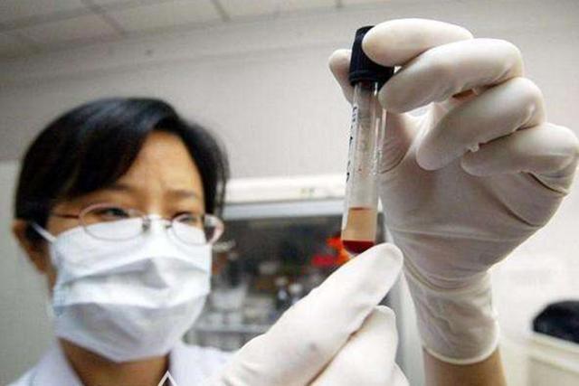 女儿因长相太美遭议论,爸爸怀疑非亲生的,偷瞒家人去做亲子鉴定