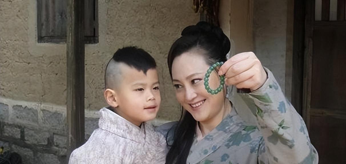 宋佳|宋佳:丈夫患病后远赴美国,靠美貌征服了4个男人,儿子生父成谜