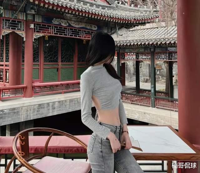 范志毅|范志毅女儿穿露背露脐装！景区喝奶茶花1千3，大7岁男友久未露面