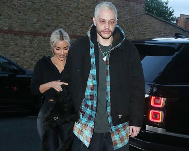 金·卡戴珊|41岁金卡戴珊高调秀恩爱！小男友染白发表忠心，尽情享受二人世界