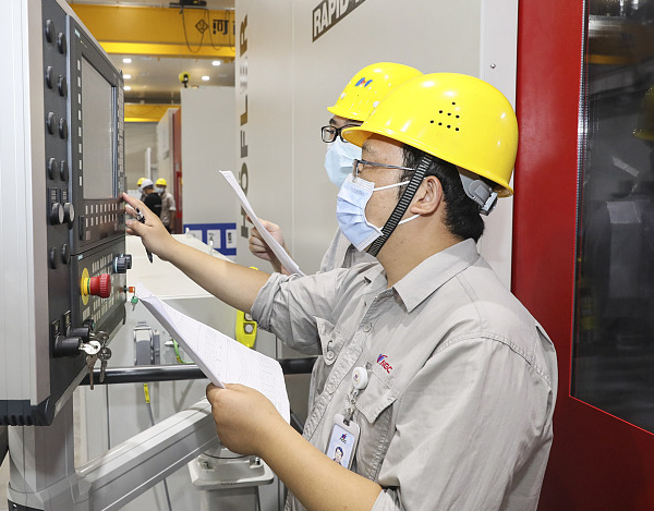 招聘|老员工提出涨薪，厂长却宁可花同样的工资招聘新人，没多久后悔了